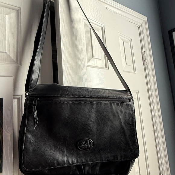 Black Auburn Woods Crossbody Messenger Bag in excellent condition - Picture 3 of 10
